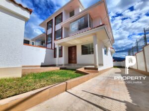POR ESTRENAR Casa 4 dormitorios 4 parqueaderos AMPLIO PATIO terraza Cashapamba Valle de los Chillos
