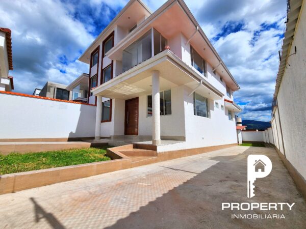 POR ESTRENAR Casa 4 dormitorios 4 parqueaderos AMPLIO PATIO terraza Cashapamba Valle de los Chillos - Image 2