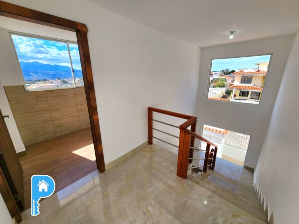 POR ESTRENAR Casa 4 dormitorios 4 parqueaderos AMPLIO PATIO terraza Cashapamba Valle de los Chillos - Image 29