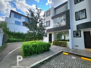 Casa por estrenar 3 dormitorios 2 parqueaderos terraza y patio La Armenia. Crédito