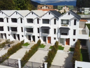 NO CONJUNTO Casas POR ESTRENAR 3 o 4 dormitorios 3 parqueaderos Patio Ático Mirasierra Valle Chillos
