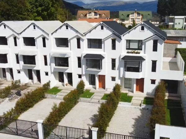 NO CONJUNTO Casas POR ESTRENAR 3 o 4 dormitorios 3 parqueaderos Patio Ático Mirasierra Valle Chillos