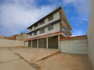 Casa con local comercial por estrenar 5 parqueaderos 3 dormitorios Cashapamba En venta valle chillos