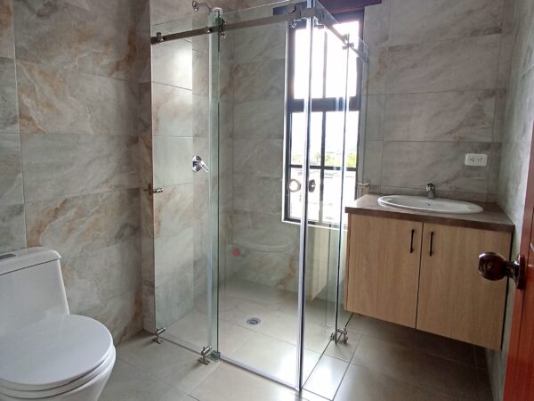 NO CONJUNTO Casas POR ESTRENAR 3 o 4 dormitorios 3 parqueaderos Patio Ático Mirasierra Valle Chillos - Image 15
