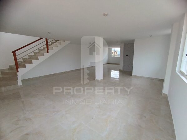 Casa con local comercial por estrenar 5 parqueaderos 3 dormitorios Cashapamba En venta valle chillos - Image 3