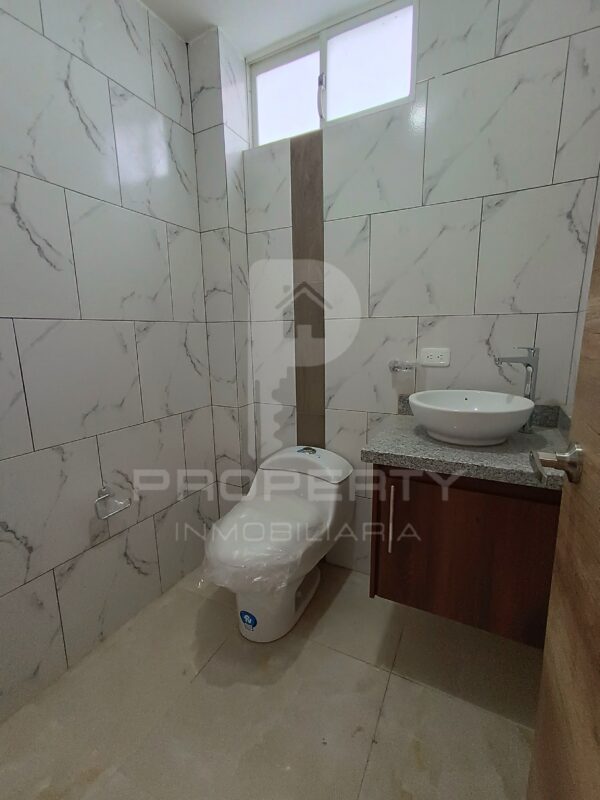 Casa con local comercial por estrenar 5 parqueaderos 3 dormitorios Cashapamba En venta valle chillos - Image 7