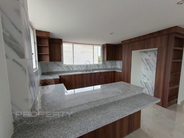 Casa con local comercial por estrenar 5 parqueaderos 3 dormitorios Cashapamba En venta valle chillos - Image 6