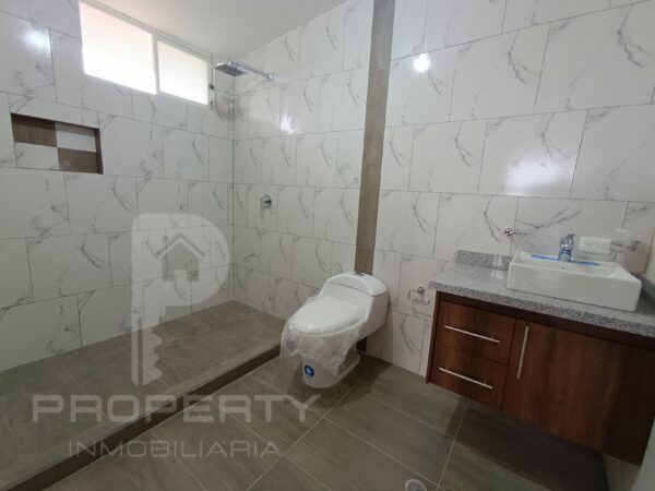Casa con local comercial por estrenar 5 parqueaderos 3 dormitorios Cashapamba En venta valle chillos - Image 10
