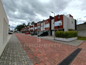 Casa ESQUINERA crédito VIP 3 dormitorios con baño privado cada uno, jardín y terraza Conocoto Valle