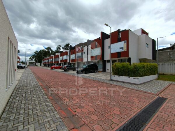 Casa ESQUINERA crédito VIP 3 dormitorios con baño privado cada uno, jardín y terraza Conocoto Valle