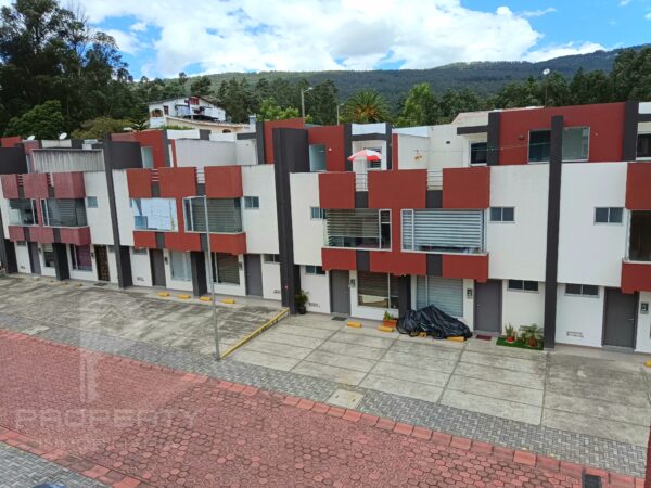 Casa ESQUINERA crédito VIP 3 dormitorios con baño privado cada uno, jardín y terraza Conocoto Valle - Image 2
