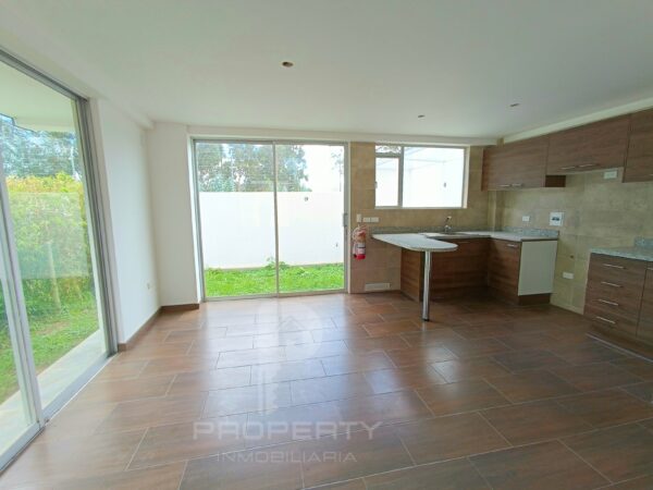 Casa ESQUINERA crédito VIP 3 dormitorios con baño privado cada uno, jardín y terraza Conocoto Valle - Image 4