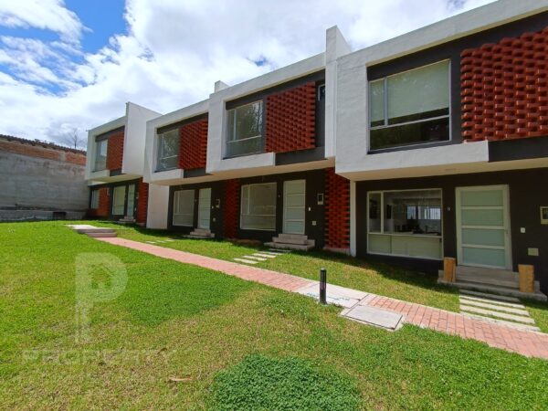 Casas CRÉDITO VIP con piscina y entrada independiente en Conocoto La Salle Valle de los Chillos - Image 2