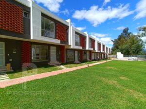 Casas CRÉDITO VIP con piscina y entrada independiente en Conocoto La Salle Valle de los Chillos