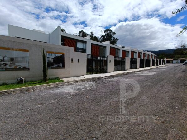 Casas CRÉDITO VIP con piscina y entrada independiente en Conocoto La Salle Valle de los Chillos - Image 3