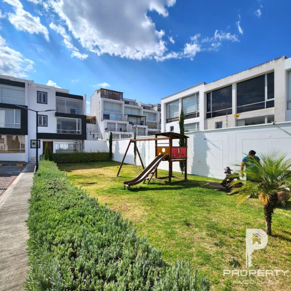 Casa por estrenar 3 dormitorios 2 parqueaderos terraza y patio La Armenia. Crédito - Image 22