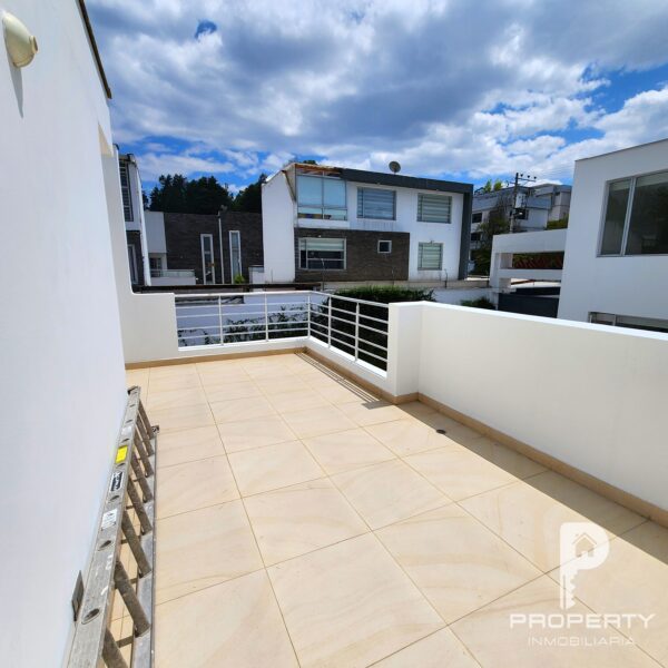 Casa por estrenar 3 dormitorios 2 parqueaderos terraza y patio La Armenia. Crédito - Image 18