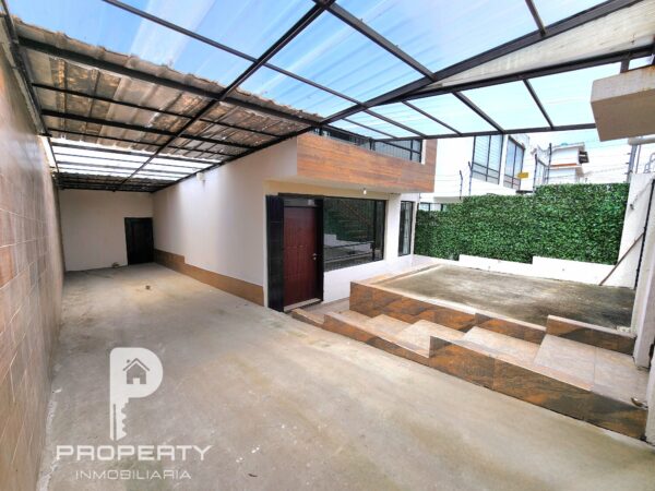 Casa MODERNA 4 parqueaderos 3 dormitorios Urbanización Cashapamba Valle de los Chillos Esquinera - Image 8