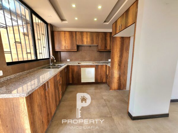 Casa MODERNA 4 parqueaderos 3 dormitorios Urbanización Cashapamba Valle de los Chillos Esquinera - Image 3