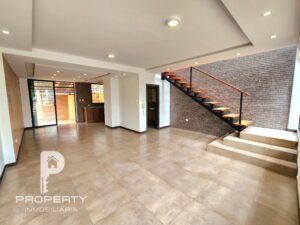 Casa MODERNA 4 parqueaderos 3 dormitorios Urbanización Cashapamba Valle de los Chillos Esquinera