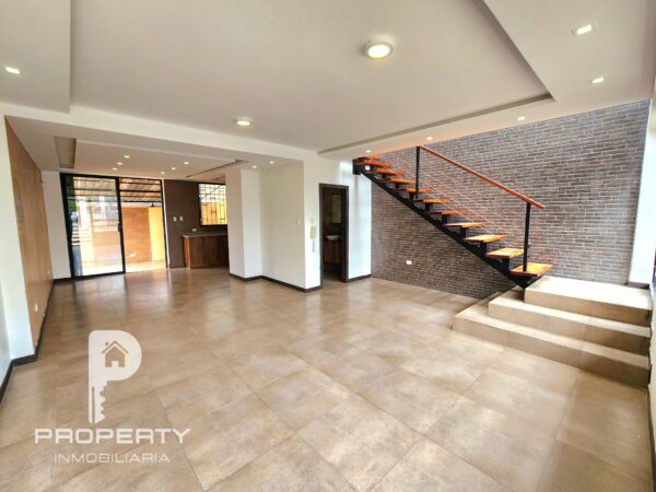 Casa MODERNA 4 parqueaderos 3 dormitorios Urbanización Cashapamba Valle de los Chillos Esquinera