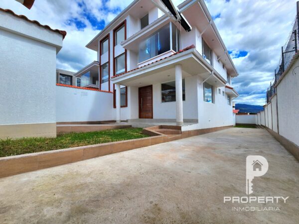 POR ESTRENAR Casa 4 dormitorios 4 parqueaderos AMPLIO PATIO terraza Cashapamba Valle de los Chillos - Image 4