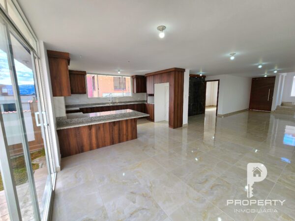 POR ESTRENAR Casa 4 dormitorios 4 parqueaderos AMPLIO PATIO terraza Cashapamba Valle de los Chillos - Image 14