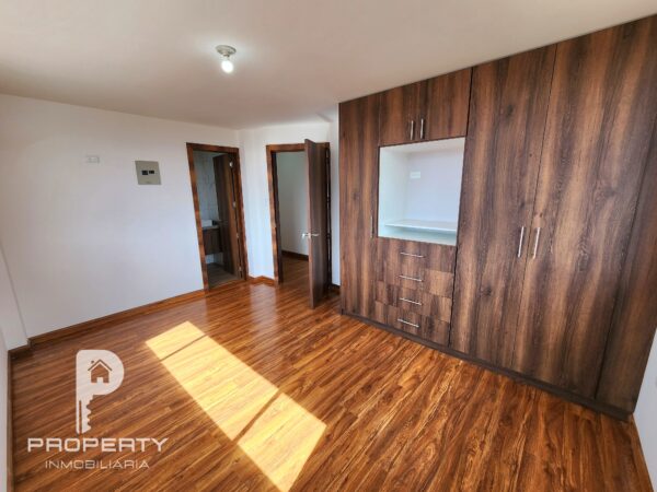 POR ESTRENAR Casa 4 dormitorios 4 parqueaderos AMPLIO PATIO terraza Cashapamba Valle de los Chillos - Image 26