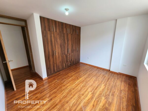 ¡Patio GIGANTE! Casa POR ESTRENAR 6 parqueaderos 3 dormitorios Cashapamba Valle de los Chillos - Image 17