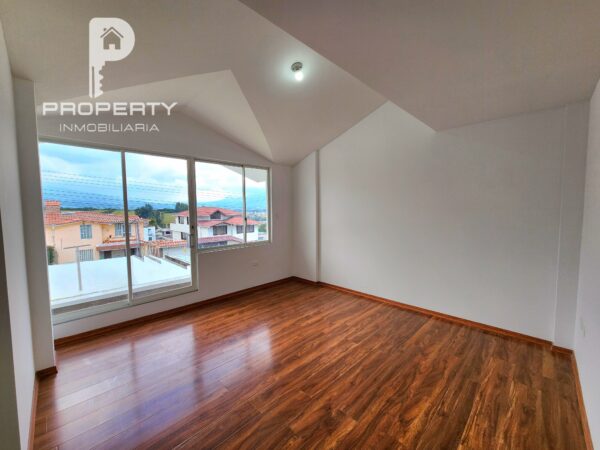 ¡Patio GIGANTE! Casa POR ESTRENAR 6 parqueaderos 3 dormitorios Cashapamba Valle de los Chillos - Image 13