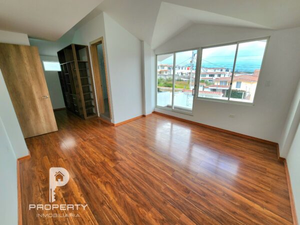¡Patio GIGANTE! Casa POR ESTRENAR 6 parqueaderos 3 dormitorios Cashapamba Valle de los Chillos - Image 14