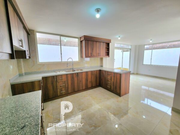 ¡Patio GIGANTE! Casa POR ESTRENAR 6 parqueaderos 3 dormitorios Cashapamba Valle de los Chillos - Image 11