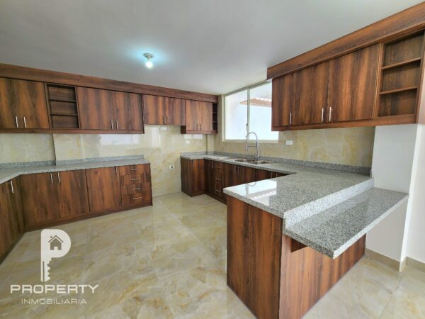 ¡Patio GIGANTE! Casa POR ESTRENAR 6 parqueaderos 3 dormitorios Cashapamba Valle de los Chillos - Image 10