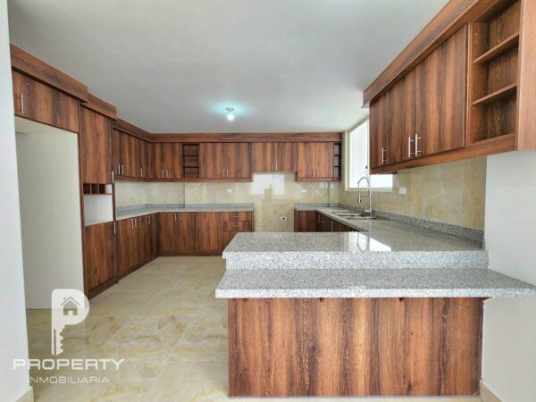 ¡Patio GIGANTE! Casa POR ESTRENAR 6 parqueaderos 3 dormitorios Cashapamba Valle de los Chillos - Image 9