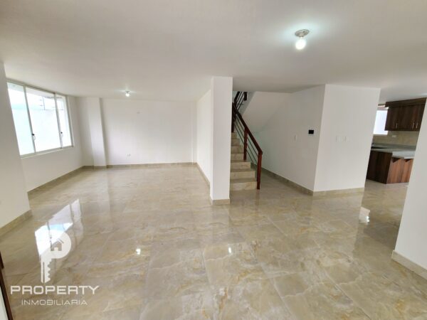 ¡Patio GIGANTE! Casa POR ESTRENAR 6 parqueaderos 3 dormitorios Cashapamba Valle de los Chillos - Image 8