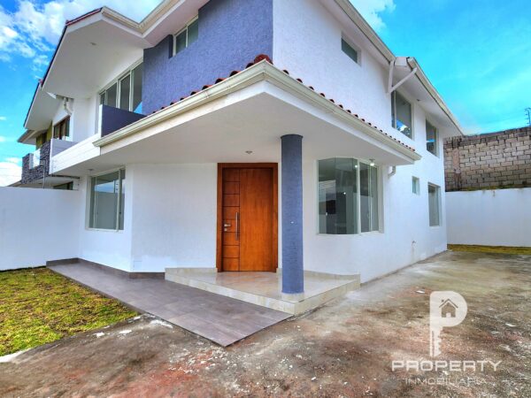 ¡Patio GIGANTE! Casa POR ESTRENAR 6 parqueaderos 3 dormitorios Cashapamba Valle de los Chillos - Image 4