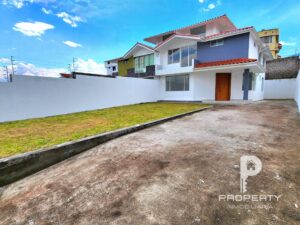 ¡Patio GIGANTE! Casa POR ESTRENAR 6 parqueaderos 3 dormitorios Cashapamba Valle de los Chillos