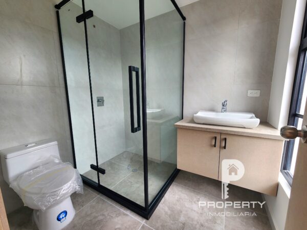 NO CONJUNTO Casas POR ESTRENAR 3 o 4 dormitorios 3 parqueaderos Patio Ático Mirasierra Valle Chillos - Image 11